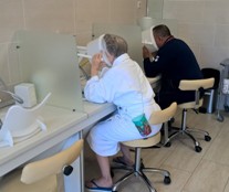 Izdeliya dlya orosheniya litsa mineral'noj vodoj