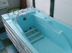 Upory pod spinu i nogi dlya vann